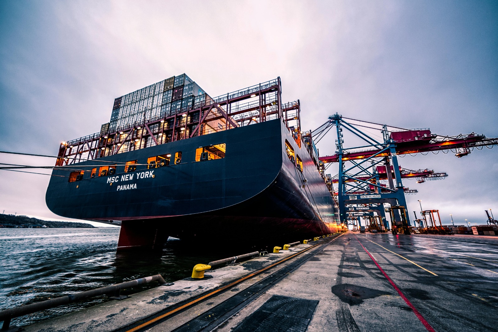 Barco de carga en puerto
