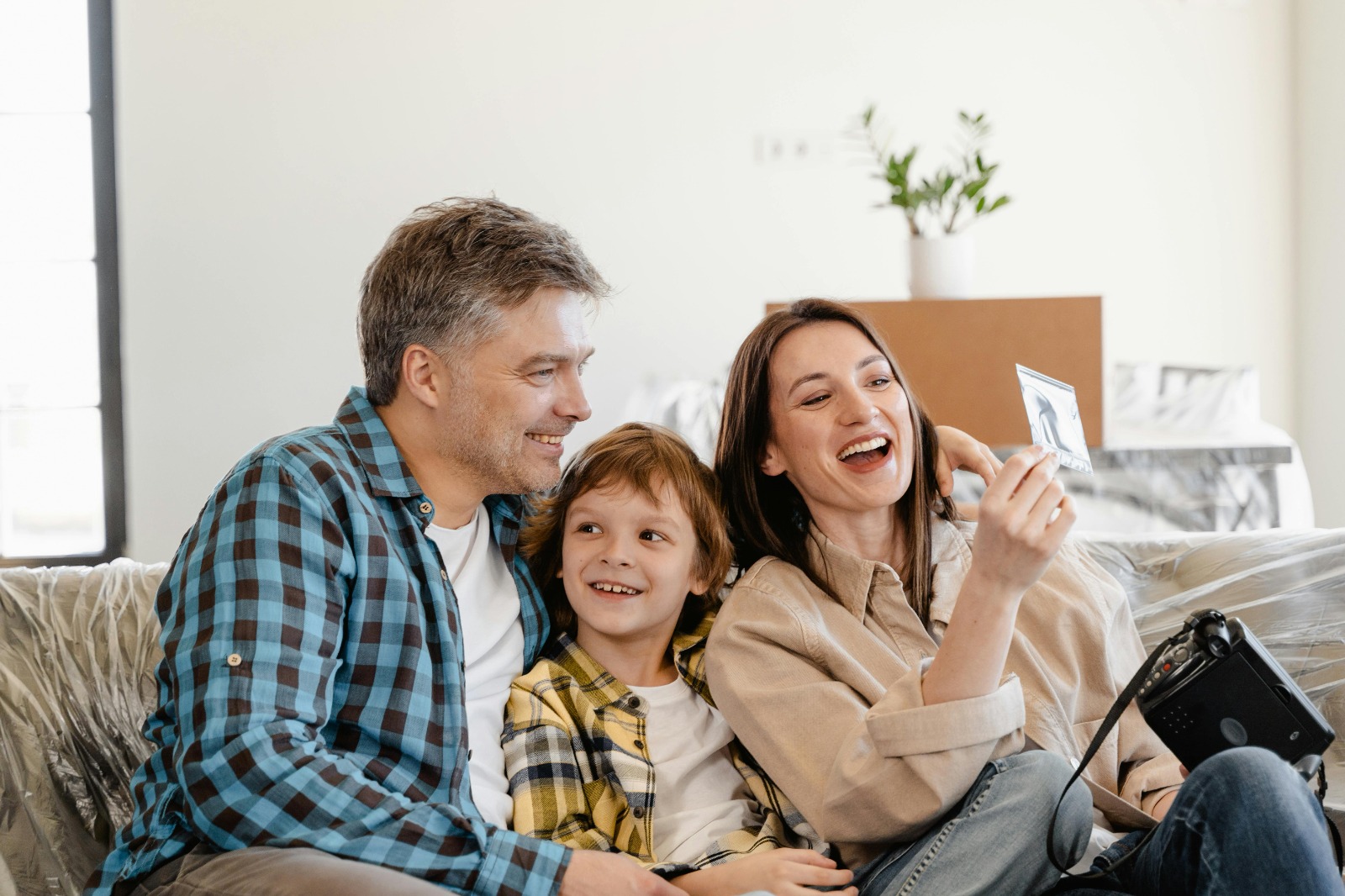 Familia feliz después de su mudanza internacional